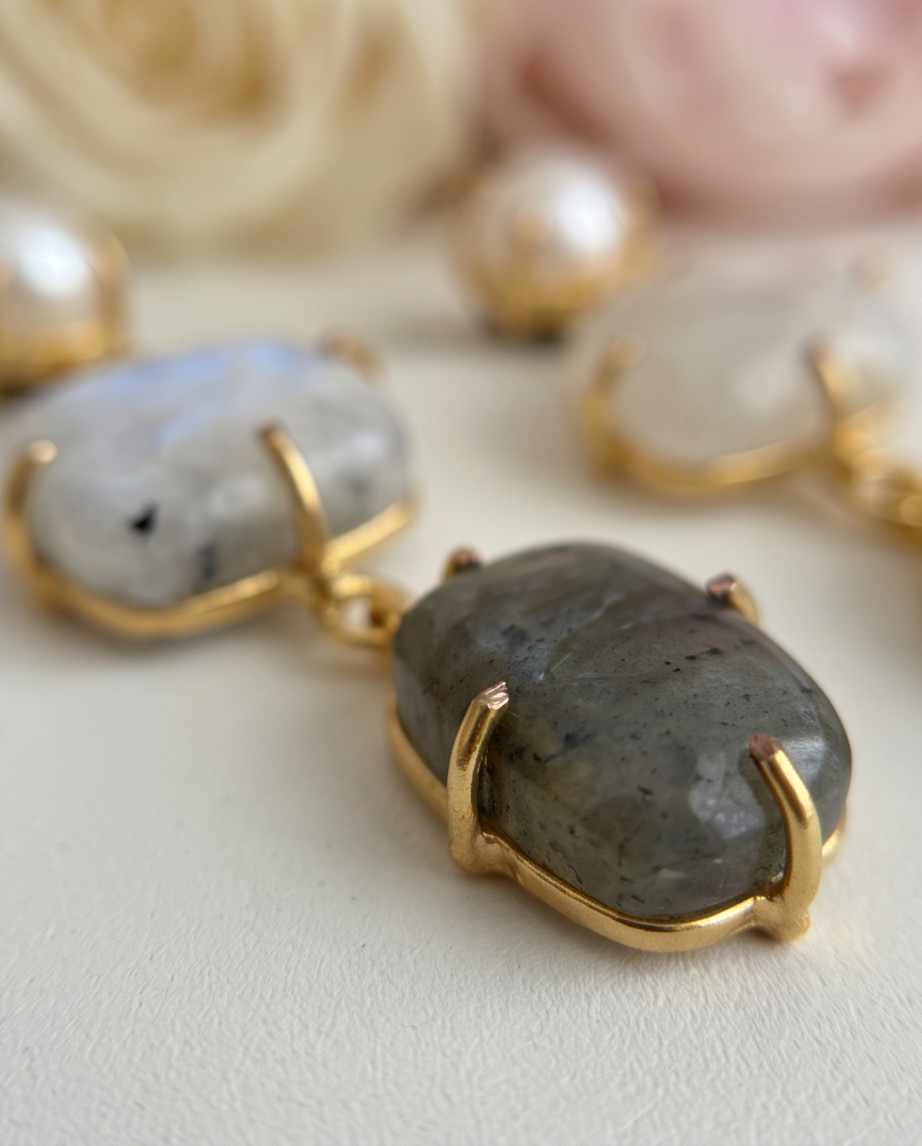 Boucles d’oreilles clous pierre de lune, labradorite et perle de culture. - Vue 6 - Pièce unique faite main