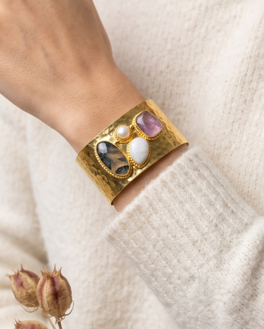 Bracelet manchette doré multipierres – Améthyste, pierre de lune et quartz - Beeld 1 - Uniek handgemaakt sieraad