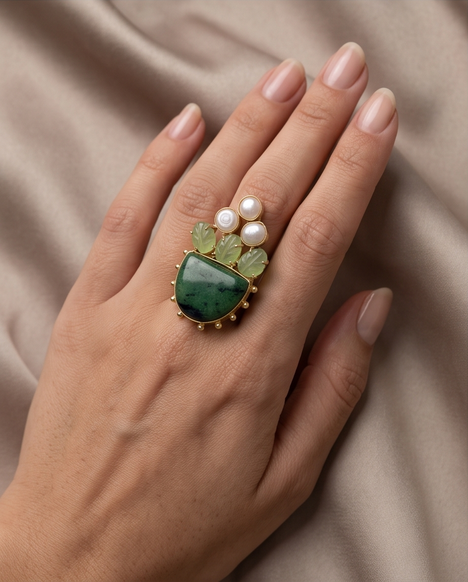 Bague racine d’émeraude, néphrite sculptée & perles de culture