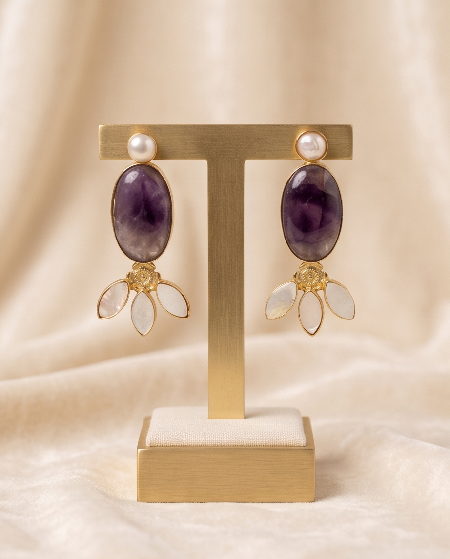Boucles d’oreilles Fleurs Sauvages clous. Améthyste, perle de culture & nacre - Vue 3 - Pièce unique faite main