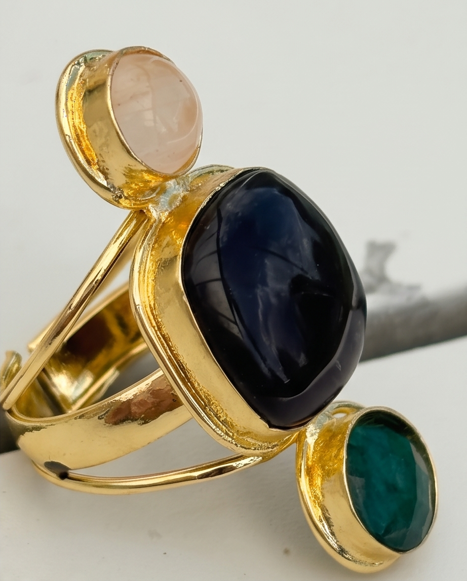 Bague ajustable trois pierres – améthyste, quartz rose & racine d’émeraude