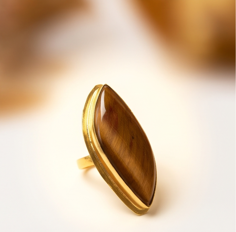 Bague dorée en œil de tigre.