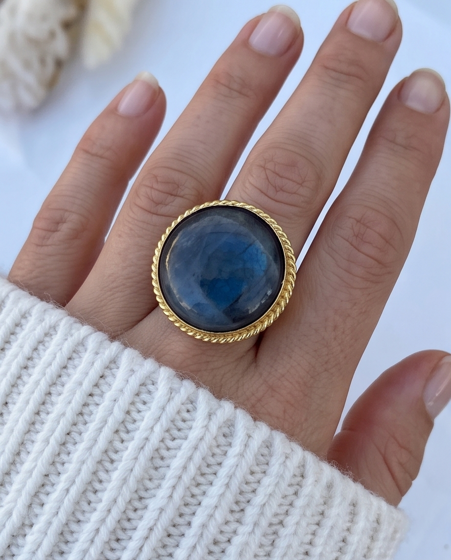 Bague labradorite ronde à contour torsadé doré - Vue 4 - Pièce unique faite main